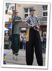 Parada szczudlarzy.